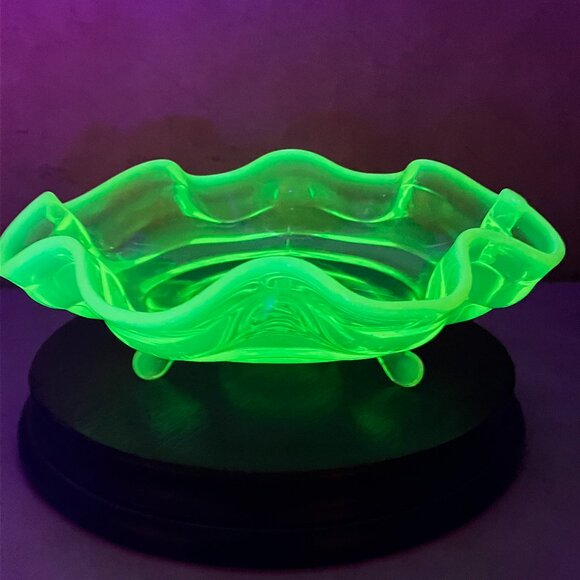 Vintage Fenton Vaseline Glass Green Wave Bowl 3 Toed Pedestal Amazing Glow 1930s - Picture 1 of 15